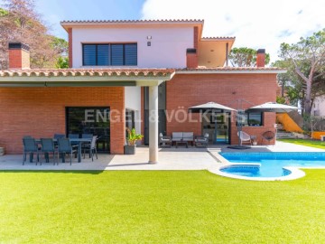 House 5 Bedrooms in Premià de Dalt