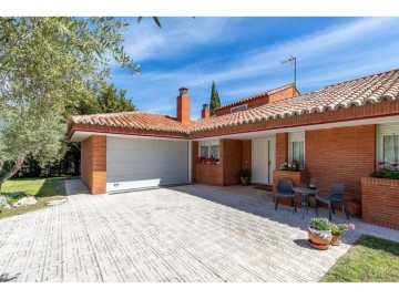 House 4 Bedrooms in Monte Rozas