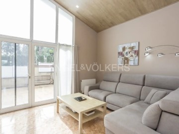 House 5 Bedrooms in Castellví de Rosanes