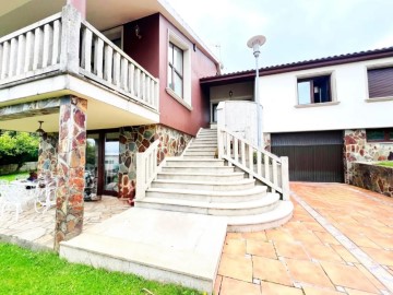 House 4 Bedrooms in Boqueixon (San Vicente)