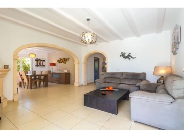 House 4 Bedrooms in Los Cerezos