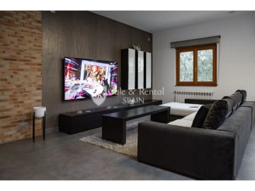 House 5 Bedrooms in Canyelles