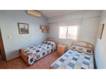 House 4 Bedrooms in Aldaia