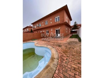 House 4 Bedrooms in Ugena