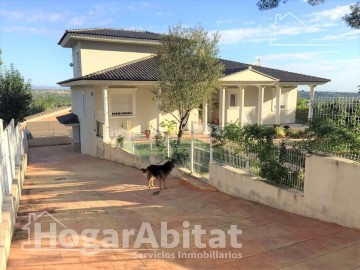 House 4 Bedrooms in Pinar