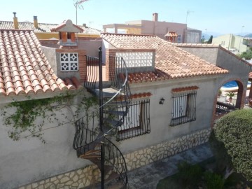 House 4 Bedrooms in Platja de Oliva