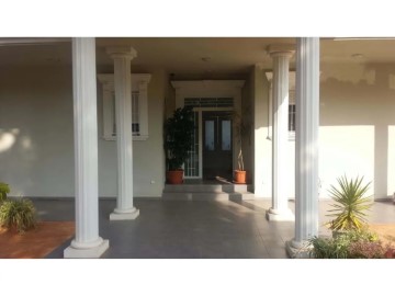 House 4 Bedrooms in Omet