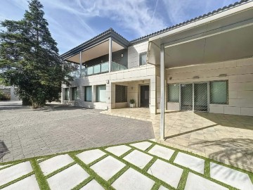 House 5 Bedrooms in Torrent