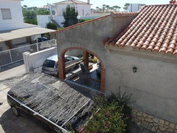 House 4 Bedrooms in Platja de Oliva