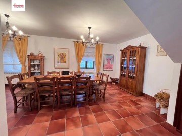 House 5 Bedrooms in Riocerezo