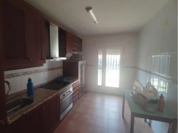 House 4 Bedrooms in La Pueblanueva