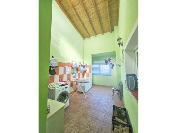 House 4 Bedrooms in Ravelo