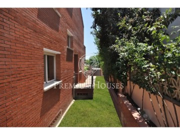 House 4 Bedrooms in Alella Centro