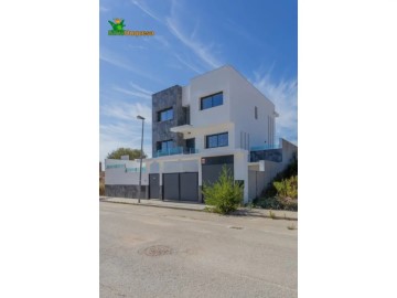 House 4 Bedrooms in Atarfe