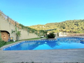 House 4 Bedrooms in Sant Fost de Campsentelles