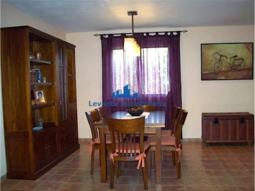 House 4 Bedrooms in Vilamarxant