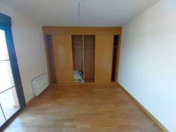 House 5 Bedrooms in Layos