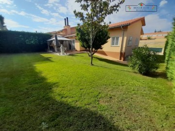 House 4 Bedrooms in Aldeatejada