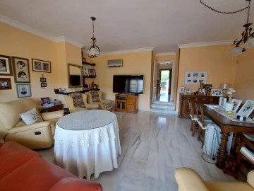 House 4 Bedrooms in La Atalaya