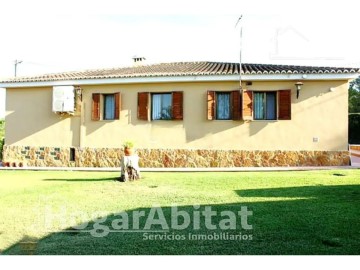 House 4 Bedrooms in Mas Camarena