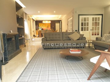 House 5 Bedrooms in Bellaterra