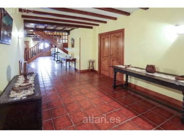 House 4 Bedrooms in Almandoz