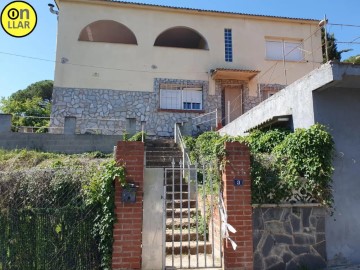 House 5 Bedrooms in Santa Susana