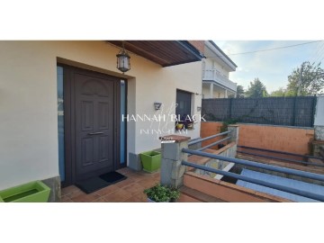 House 4 Bedrooms in Pierola