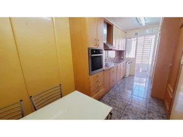 Apartamento 4 Quartos em Sant Adrià