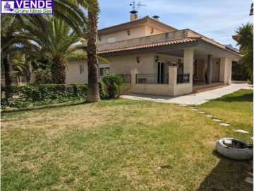 House 4 Bedrooms in Club de Campo