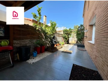 House 4 Bedrooms in Santa Perpètua de Mogoda