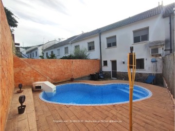 House 4 Bedrooms in Barri Colomer