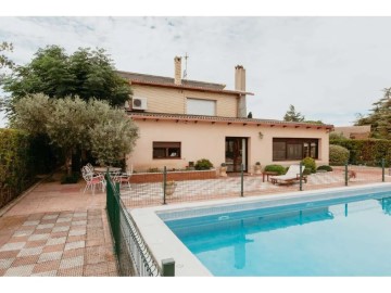 House 5 Bedrooms in El Saso