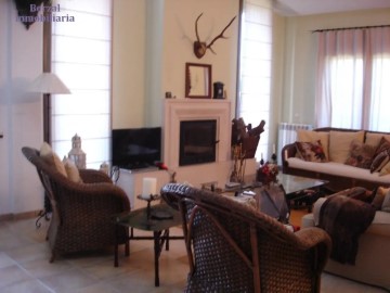 House 4 Bedrooms in Villamediana de Iregua