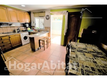 House 4 Bedrooms in Metro