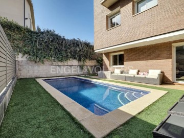 House 5 Bedrooms in Sant Esteve Sesrovires