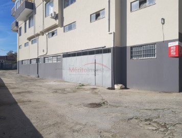 Bâtiment industriel / entrepôt à Amares e Figueiredo