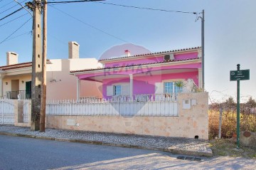 House 4 Bedrooms in Azambuja