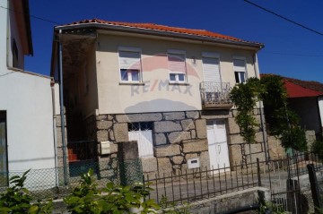 House 3 Bedrooms in Treixedo e Nagozela