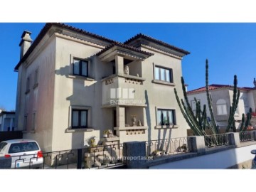 House 5 Bedrooms in Santa Maria Maior e Monserrate e Meadela