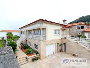 House 5 Bedrooms in Areosa