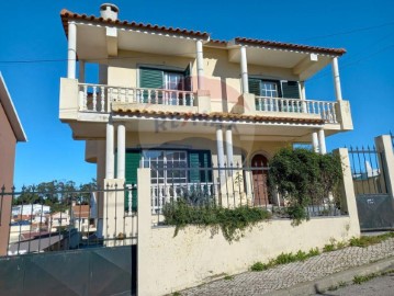 House 3 Bedrooms in Charneca de Caparica e Sobreda