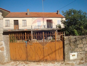 House 3 Bedrooms in Rendo