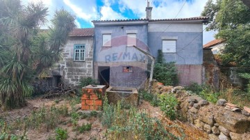 House 2 Bedrooms in Queirã