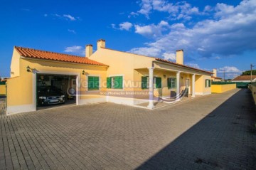 House 4 Bedrooms in Marinhais