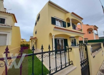 House 4 Bedrooms in Cartaxo e Vale da Pinta