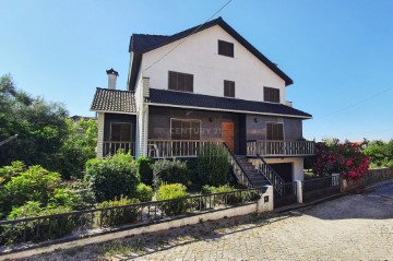 House 4 Bedrooms in Romãs, Decermilo e Vila Longa