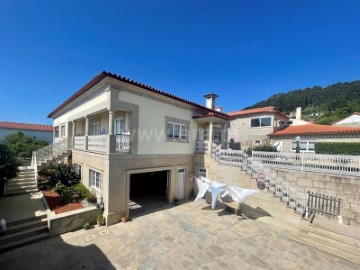 House 5 Bedrooms in Areosa