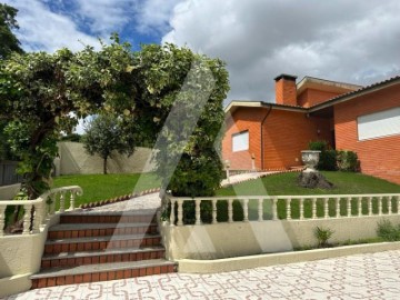 House 4 Bedrooms in Tamengos, Aguim e Óis do Bairro