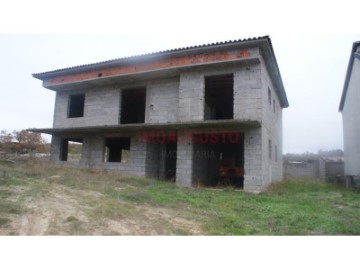 House 4 Bedrooms in Codesseiro
